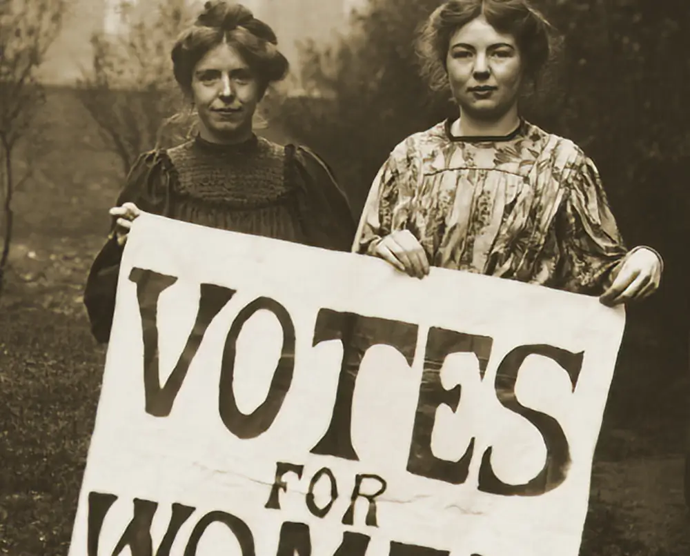 Annie_Kenney_and_Christabel_Pankhurst 
http://www.hastingspress.co.uk/history/sufpix.htm 
via Wikimedia Commons